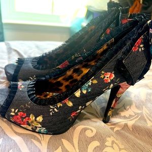 Betsy Johnson cammie black floral bow pumps